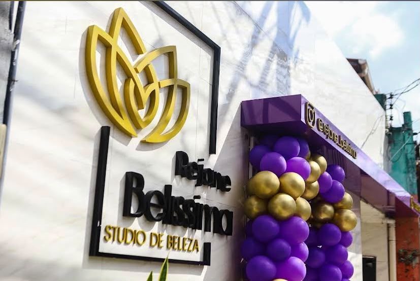 Fachada do Rejane Belíssima Stúdio de Beleza com logotipo dourado e balões roxos e dourados