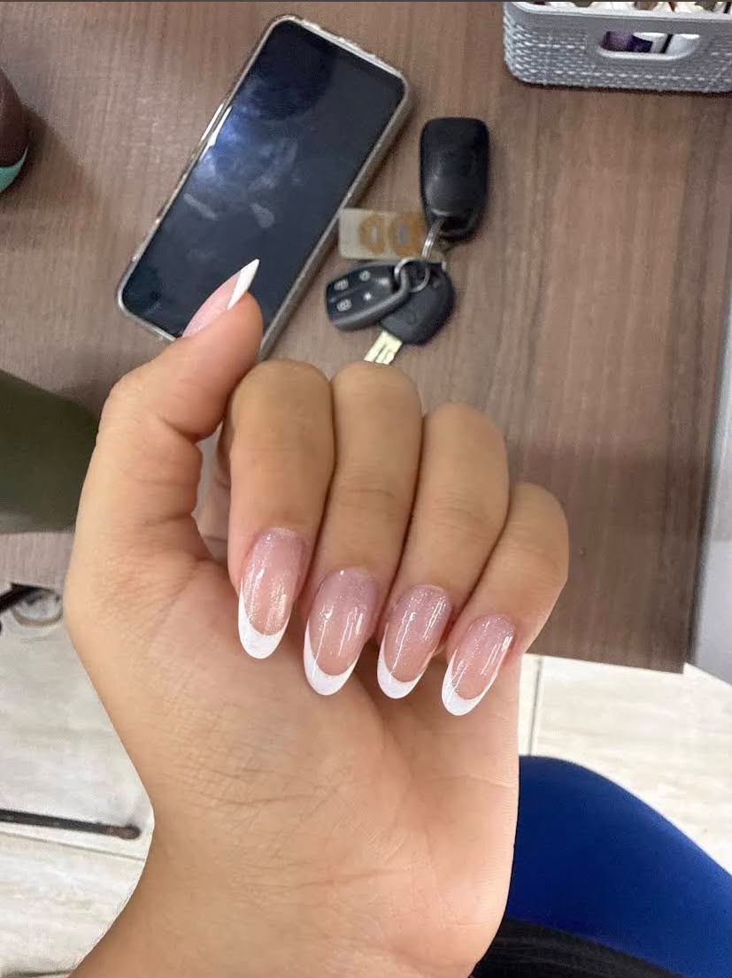 Mão com unhas alongadas em formato amendoado e francesinha branca