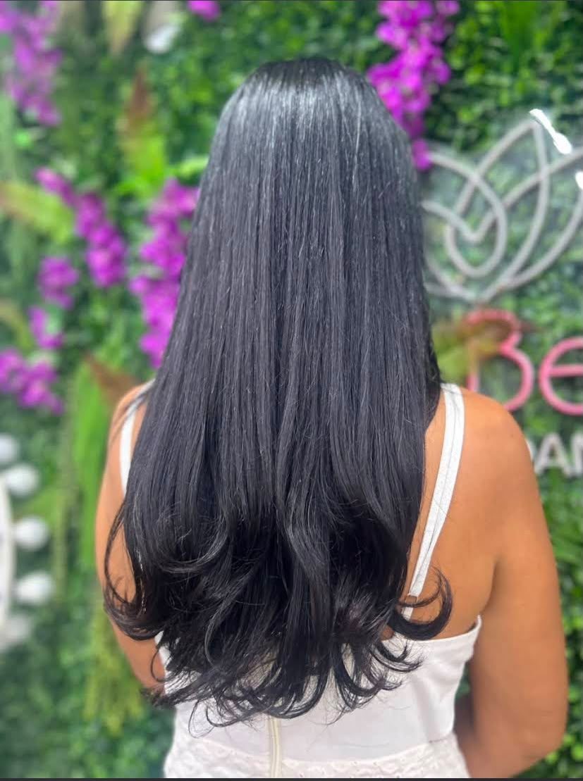 Cabelo preto longo, liso e em camadas, visto de costas