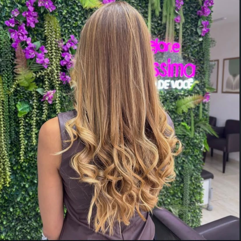 Cabelo loiro com mechas e ondas largas, visto de costas