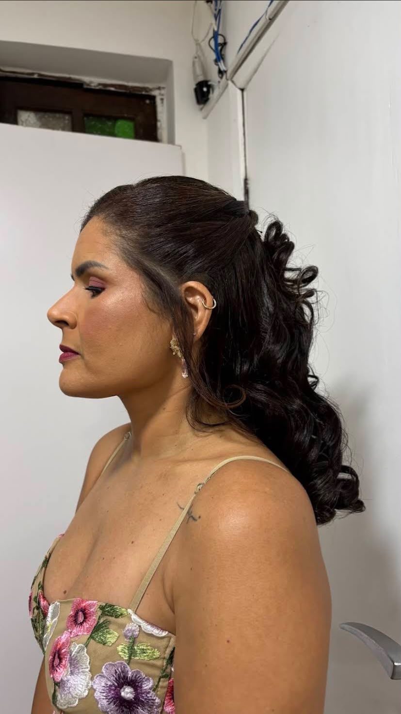 Penteado semipreso com cachos, visto de perfil