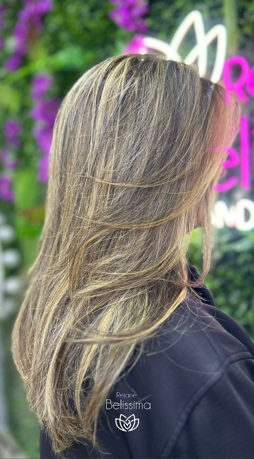 Cabelo em camadas com mechas claras, visto de perfil